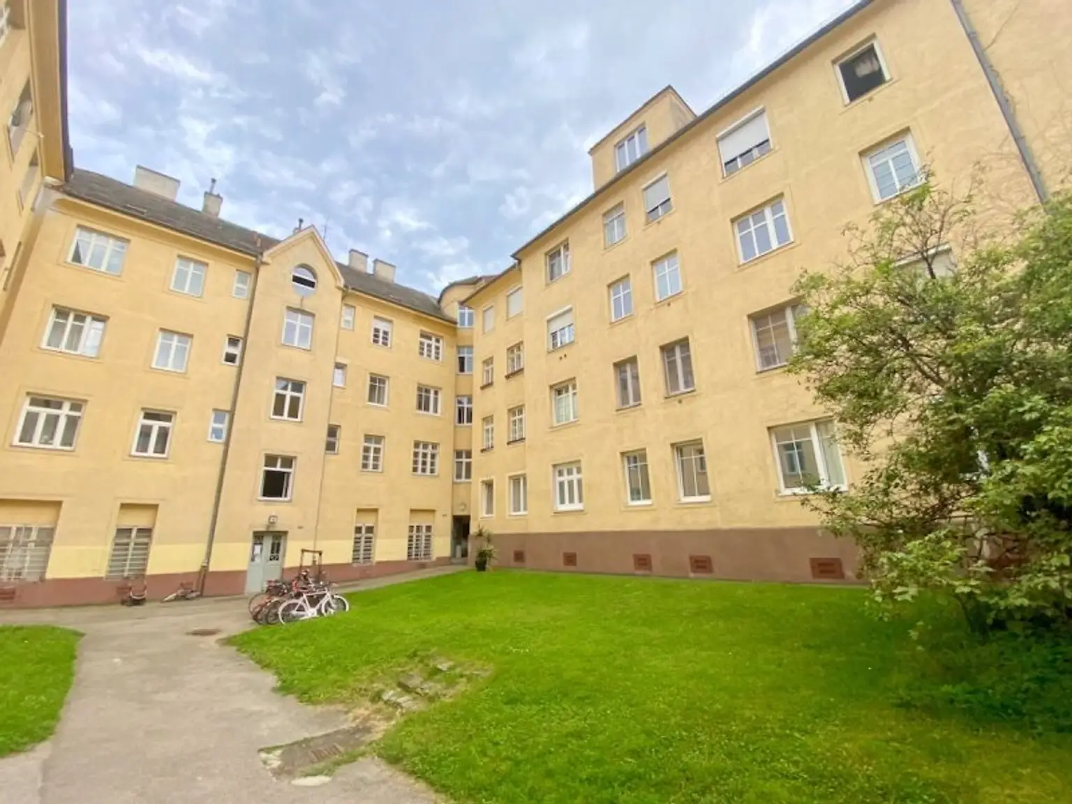 2 Zimmer-Wohnung ZUM SANIEREN, BLICK ins GRÜNE!