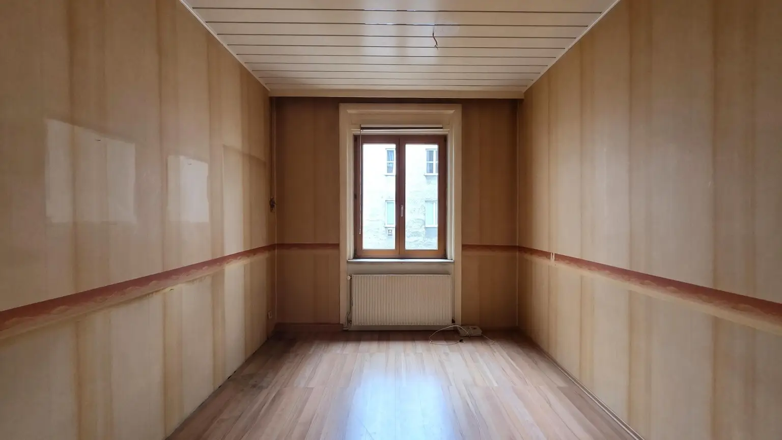 URBAN-LORITZ-PLATZ: Sanierungsbedürftige 3-Zimmer-Altbauwohnung mit Balkon