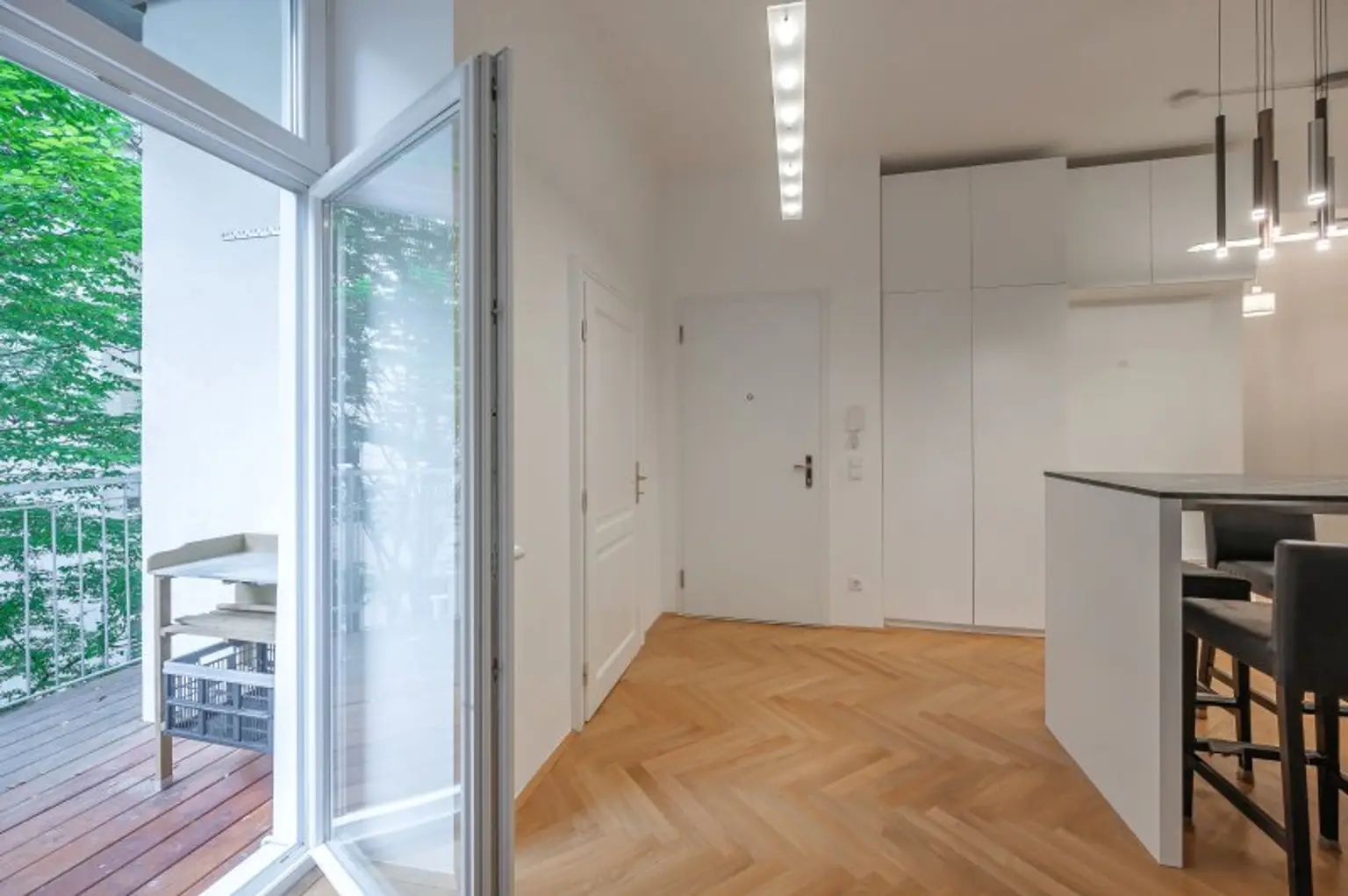 ++1150++ Stilvolle 4-Zimmer Altbauwohnung mit Balkon – Wohnen in Toplage mit Topausstattung