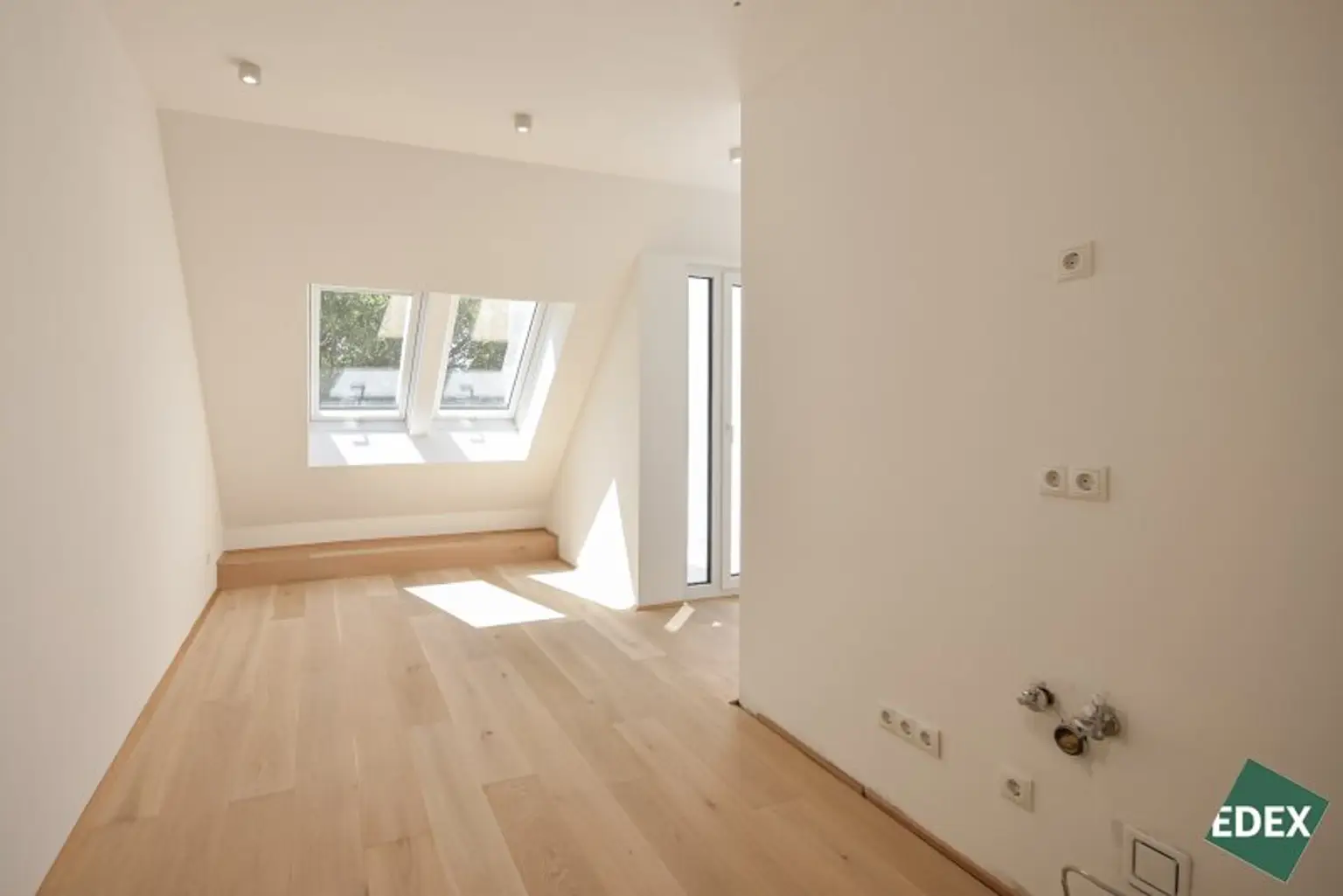 ERSTBEZUG | Traumhafte 2-Zimmer DG-Wohnung mit Loggia & Terrasse in den ruhigen Innenhof