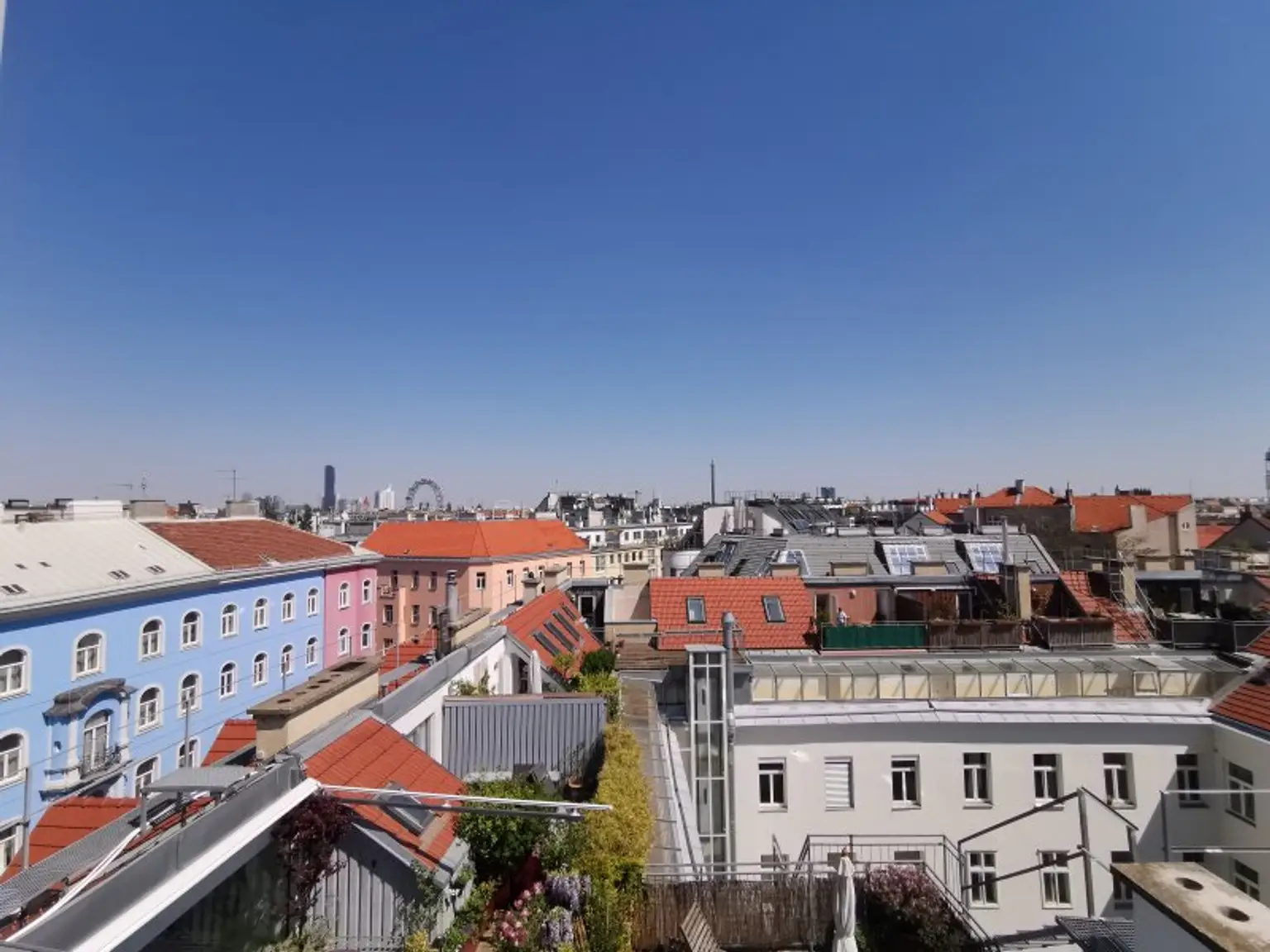 URANIA: 3 Zimmer mit hofseitiger Terrasse in Ruhelage: Luxus pur in Citynähe