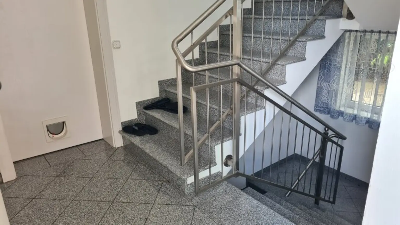 Sehr ruhige Siedlungslage - Riesige (teilbare)  Etagenwohnung mit 2 Balkonen, Garage, Sauna in einem sehr gepflegten Haus