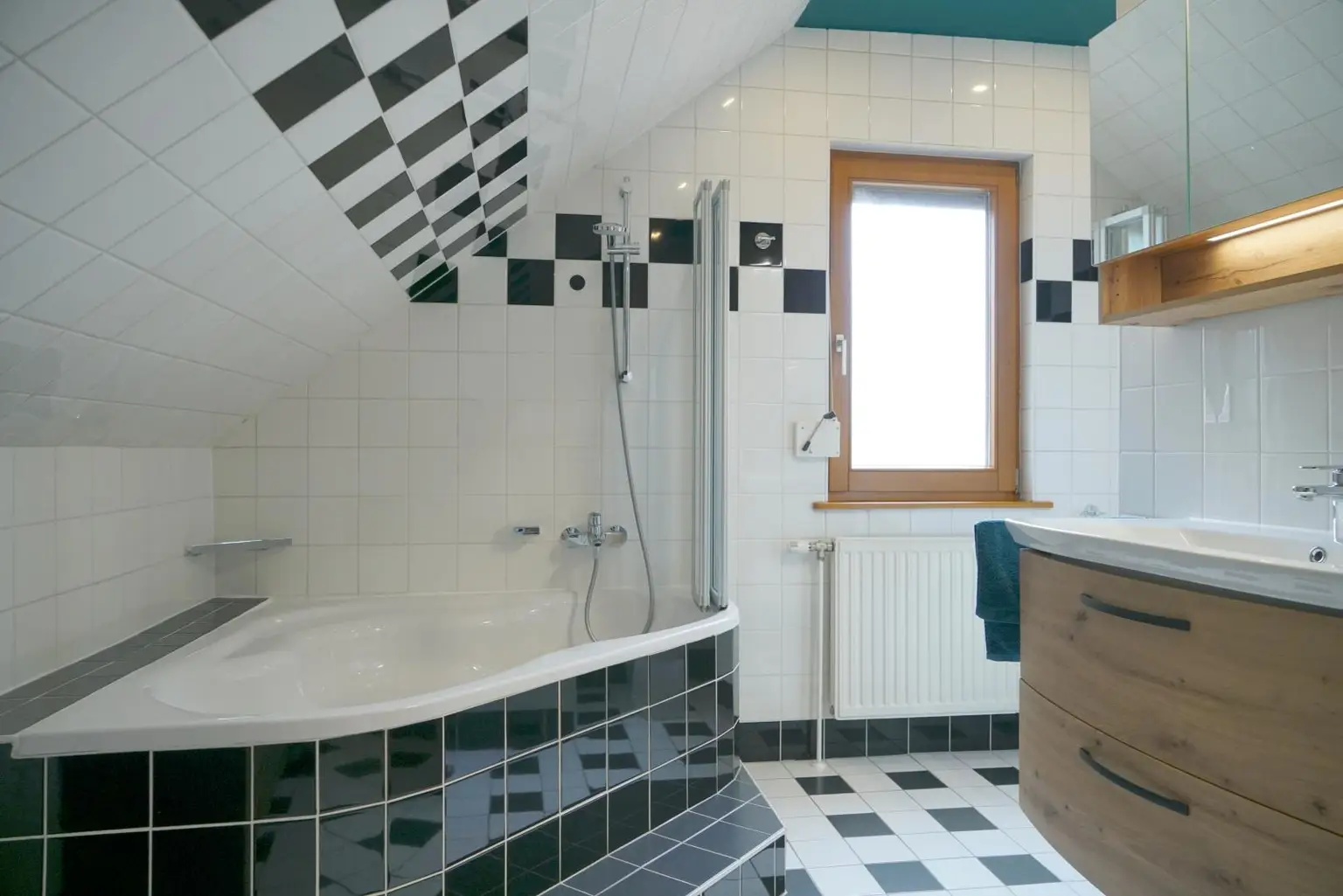 Heimeliges Doppelhaus in Holzbauweise – Wohnen mit Wohlfühlfaktor in ruhiger Siedlungslage!