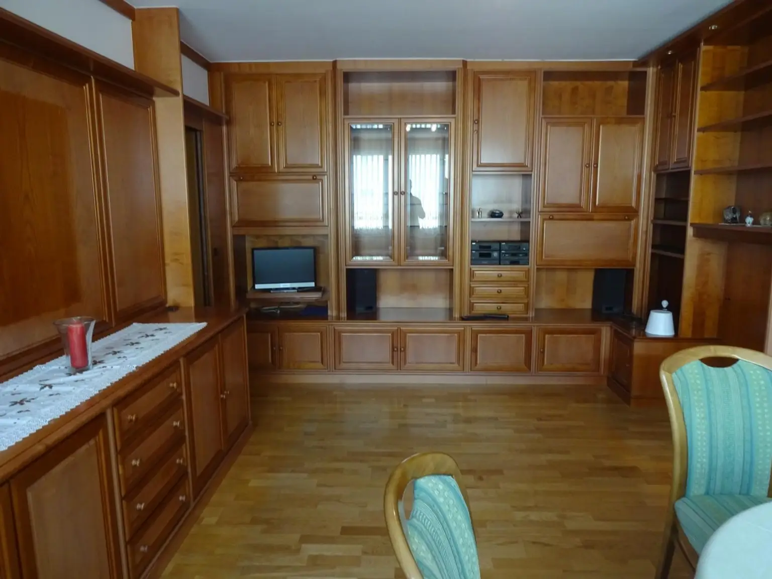 MÖBLIERTE ZWEI ZIMMER WOHNUNG IM 10TEN!