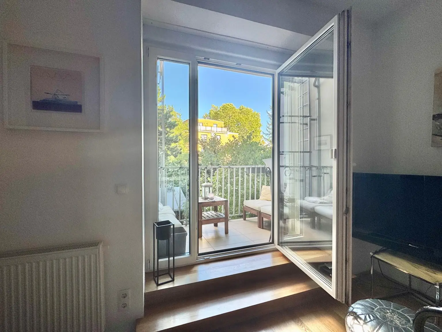 Altbaujuwel! Generalsanierte 3-Zimmer-Wohnung mit hofseitiger Loggia, nur 5. Min fußläfig zur U-Bahn und zum Schlosspark Schönbrunn!
