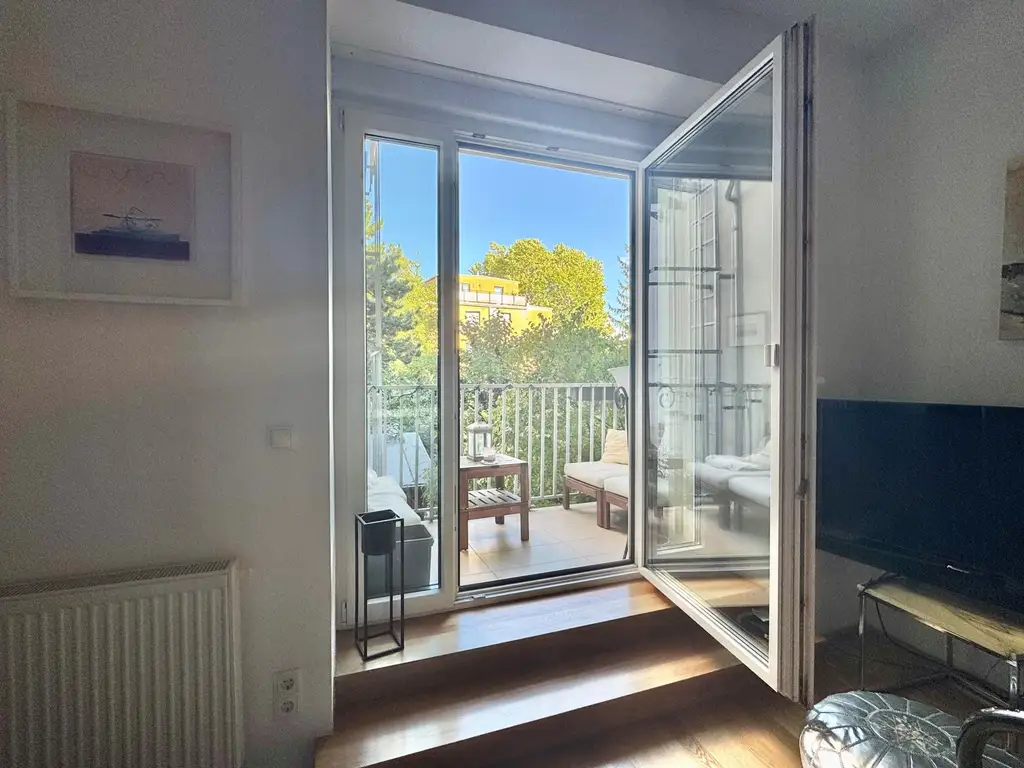 Altbaujuwel! Generalsanierte 3-Zimmer-Wohnung mit hofseitiger Loggia, nur 5. Min fußläfig zur U-Bahn und zum Schlosspark Schönbrunn!