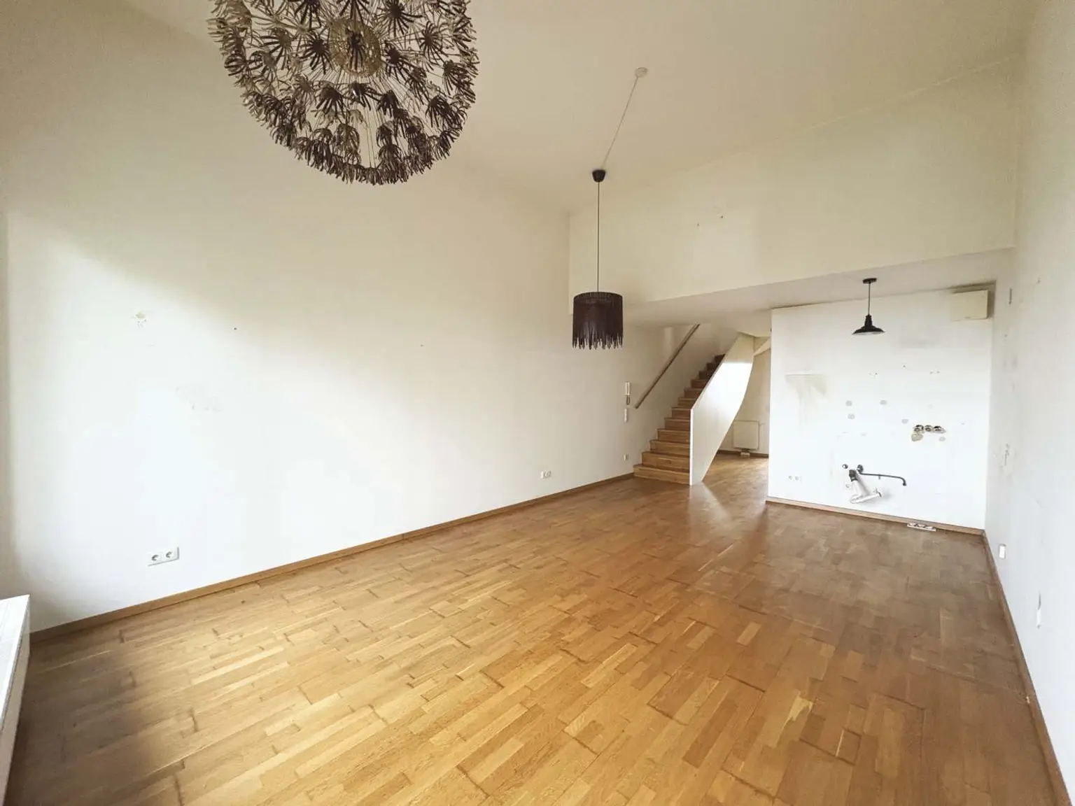 Helle Loggiawohnung mit 3 Zimmern, nähe U2-Station Aspernstraße!
- Achtung Finanzierungsbeitrag!