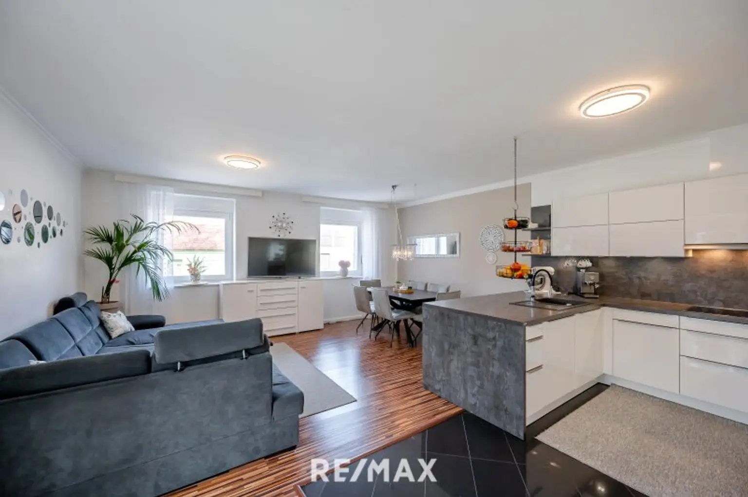 Küche mit Blick in den Wohn-Eßbereich