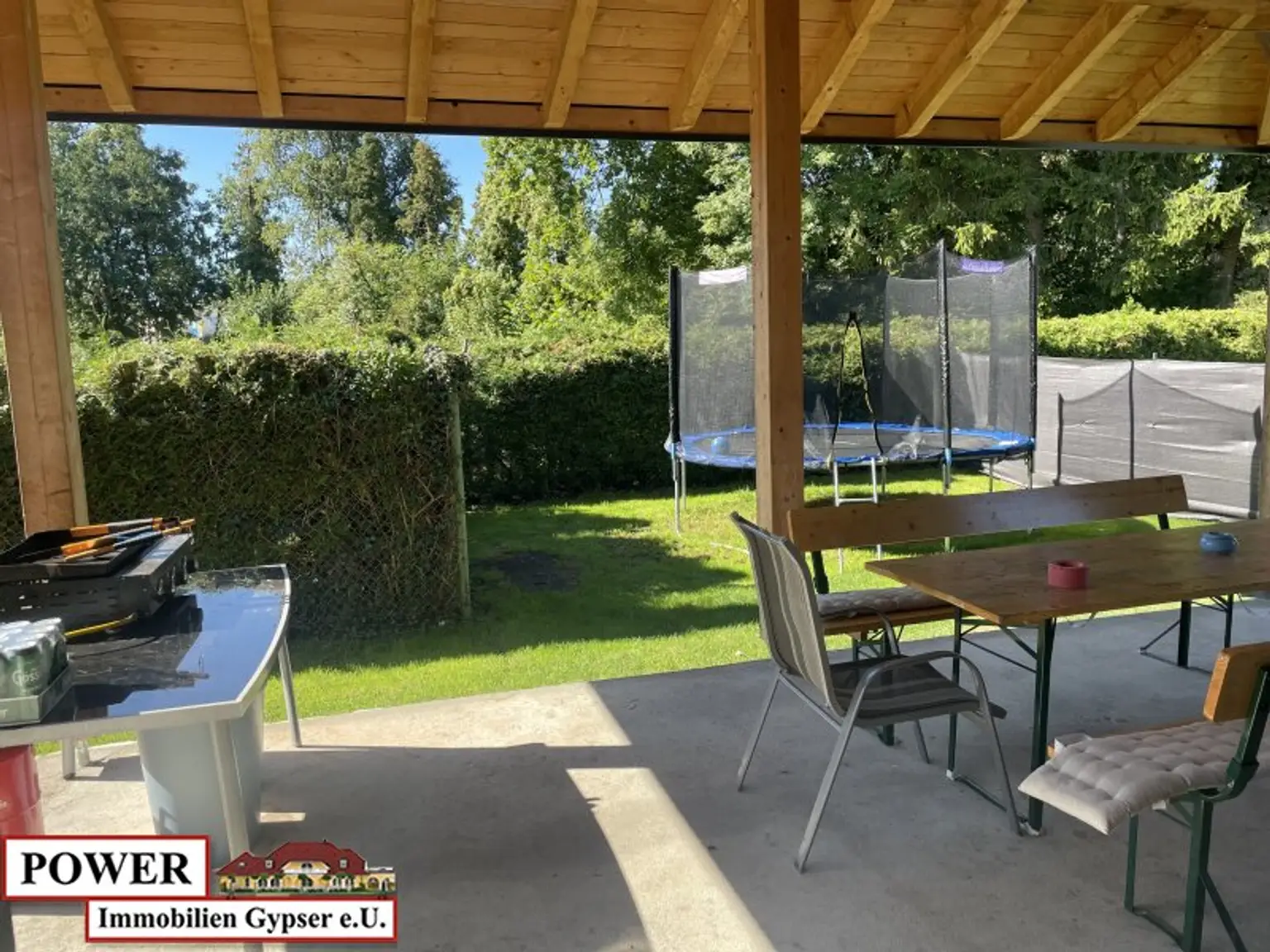 Neuwertiger Bungalow in unschlagbarer Lage, zentral, umgeben von Grünland in Bachnähe!