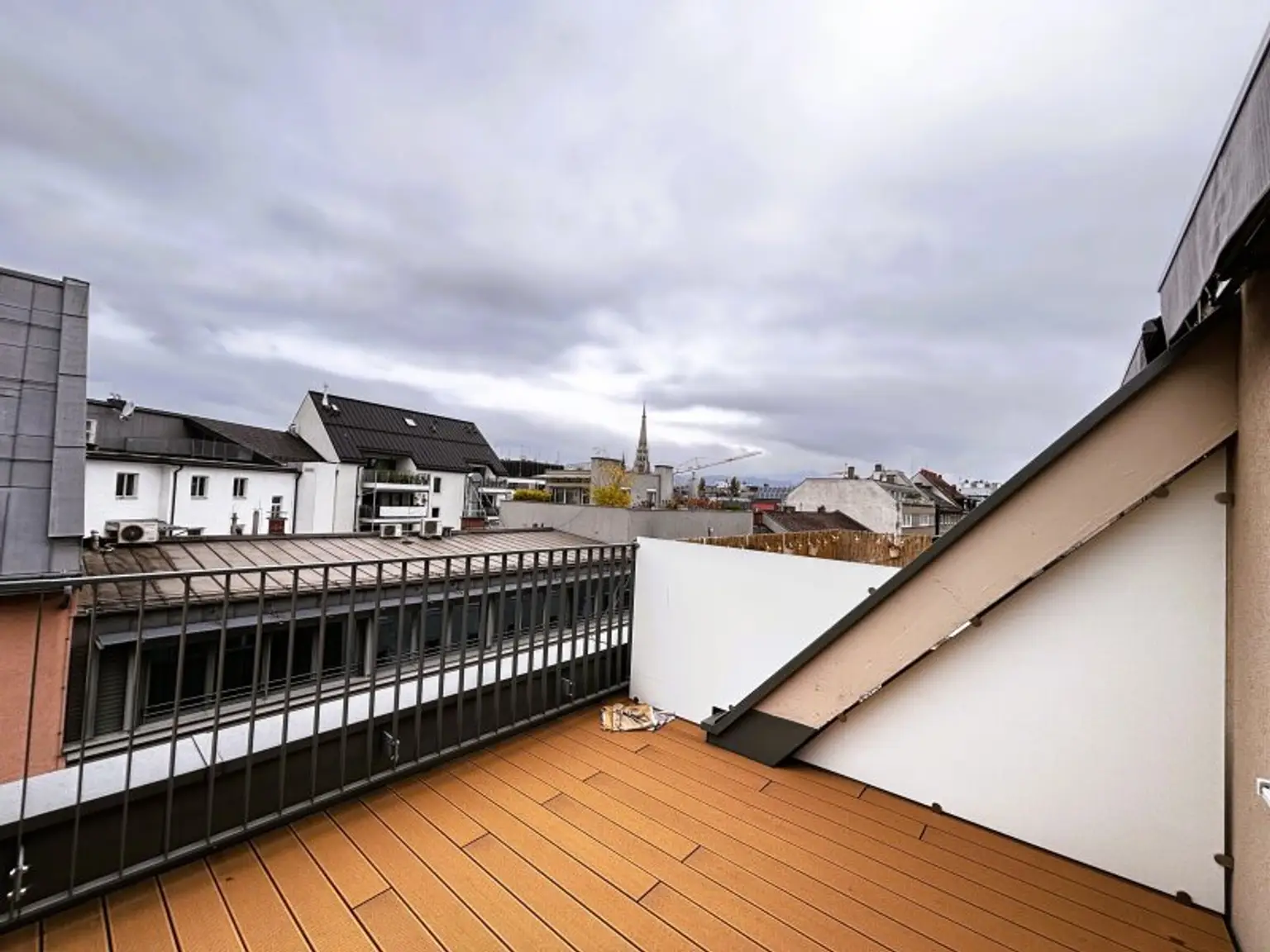 Exklusive Innenstadtwohnung mit Dachterrasse & Klimaanlage – Blick auf den Pöstlingberg
