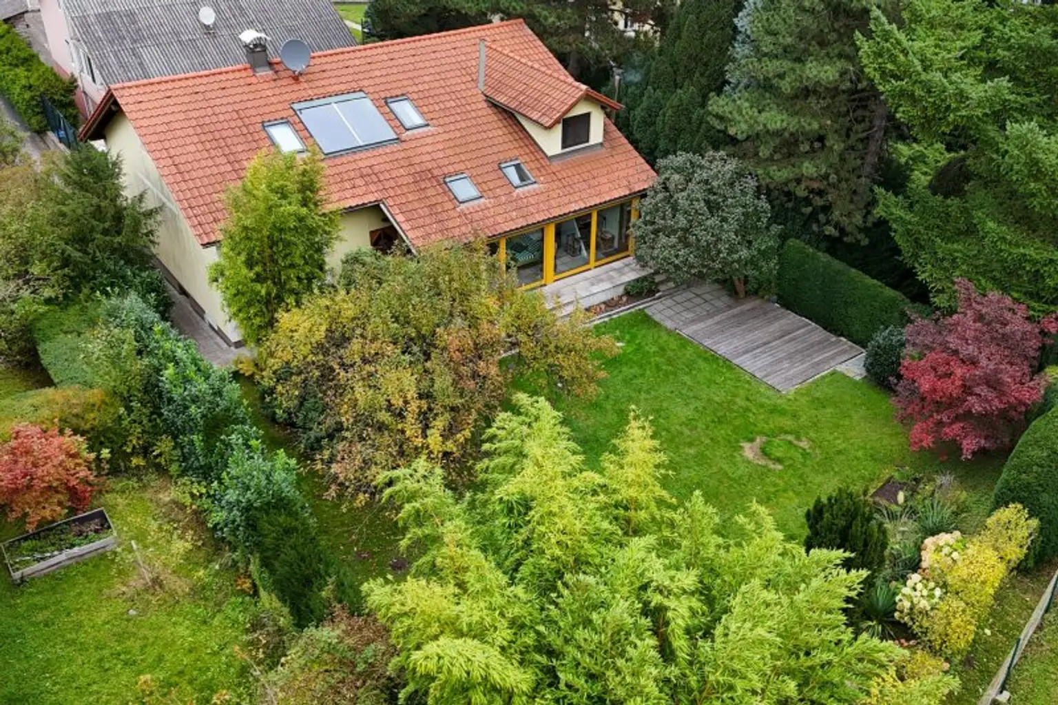 Privatsphäre pur: Einfamilienhaus in uneinsehbarer Lage mit schönem Garten