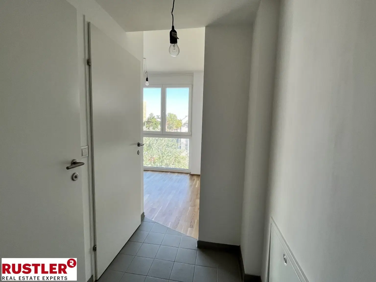 AB JÄNNER 2026 VERFÜGBAR **Ihr perfekt angelegter Wohntraum direkt *im 22. Bezirk**