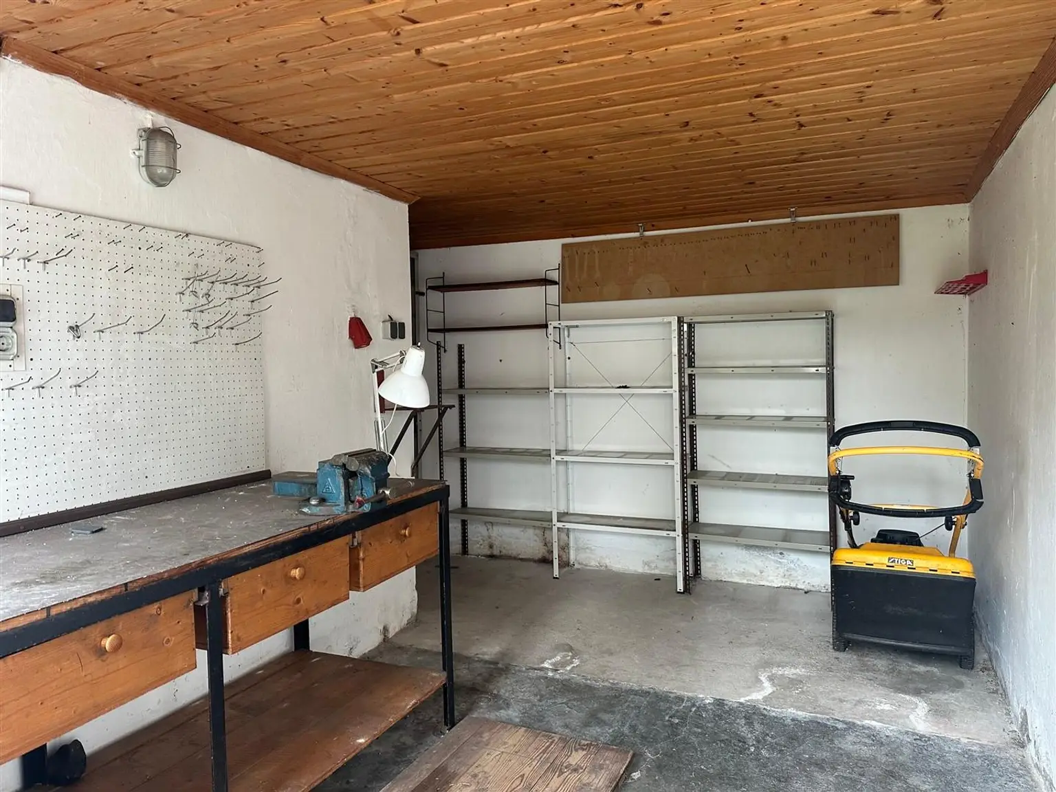 Einfamilienhaus mit Nebengebäuden