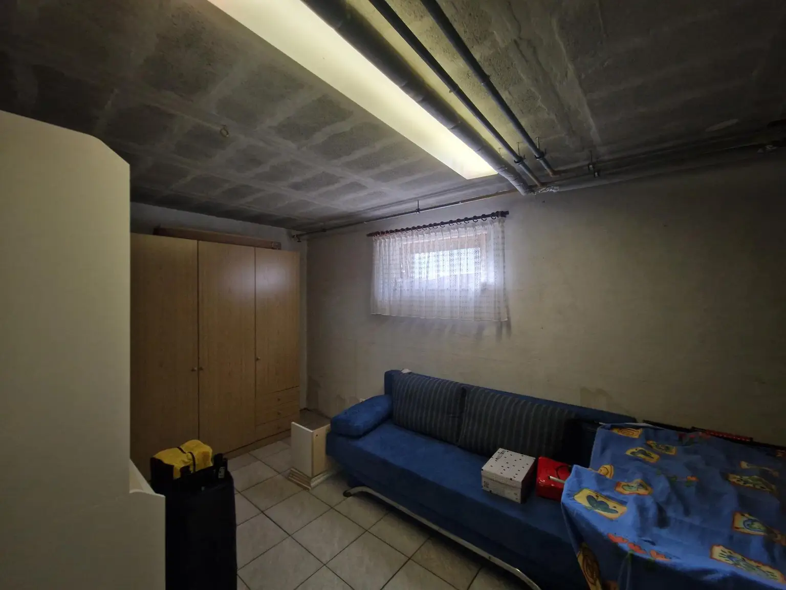 SOLIDES WOHNHAUS MIT EHEMALIGEM SOMMERHAUS, HERRLICHER TERRASSE UND POOL IN TRAUMHAFTER RUHELAGE