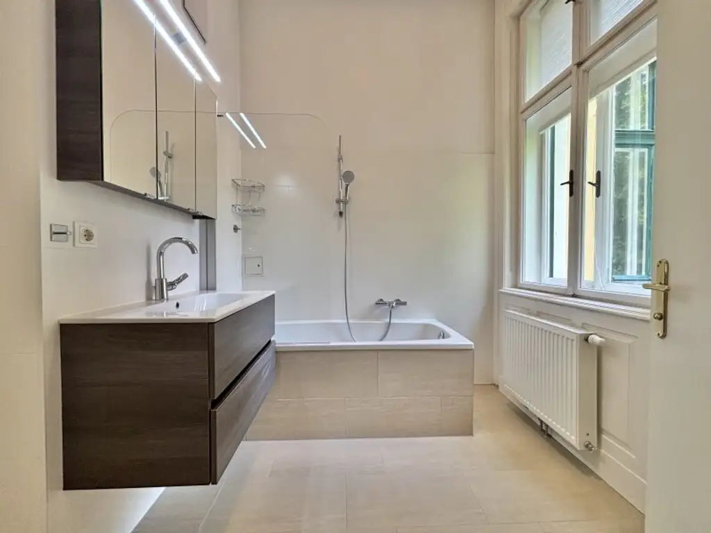Historische charmante Altbau-Villa mit 3 DG-Einheiten inkl. Dachterrassen I 2012 Generalsanierung inkl. Lift I Grünlage