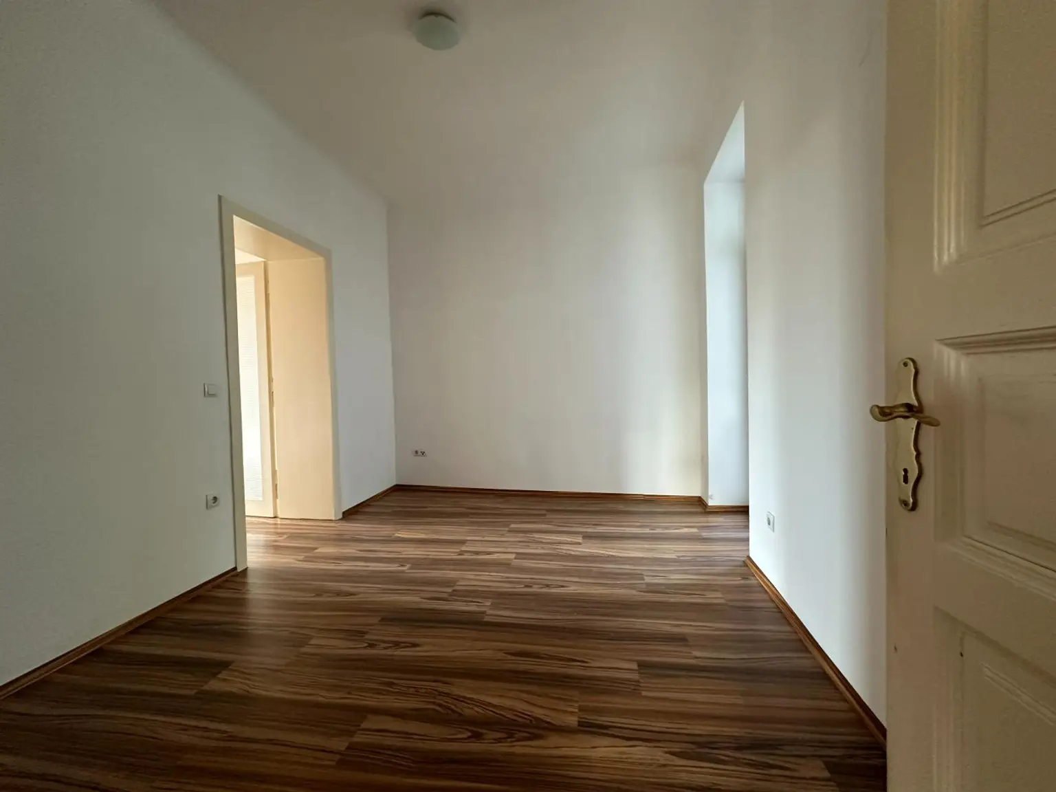 Altbauwohnung mit 4 Zimmer und Balkon