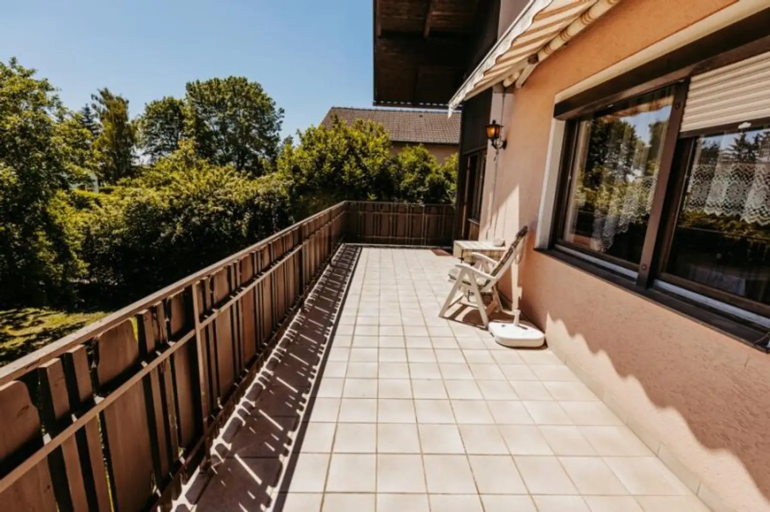 Elegantes, gepflegtes Einfamilienhaus mit Garage und uneinsehbarem Garten, Altbaumbestand
