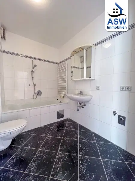 Schöne 2,5-Zimmerwohnung inklusive Küche mit schöner Loggia