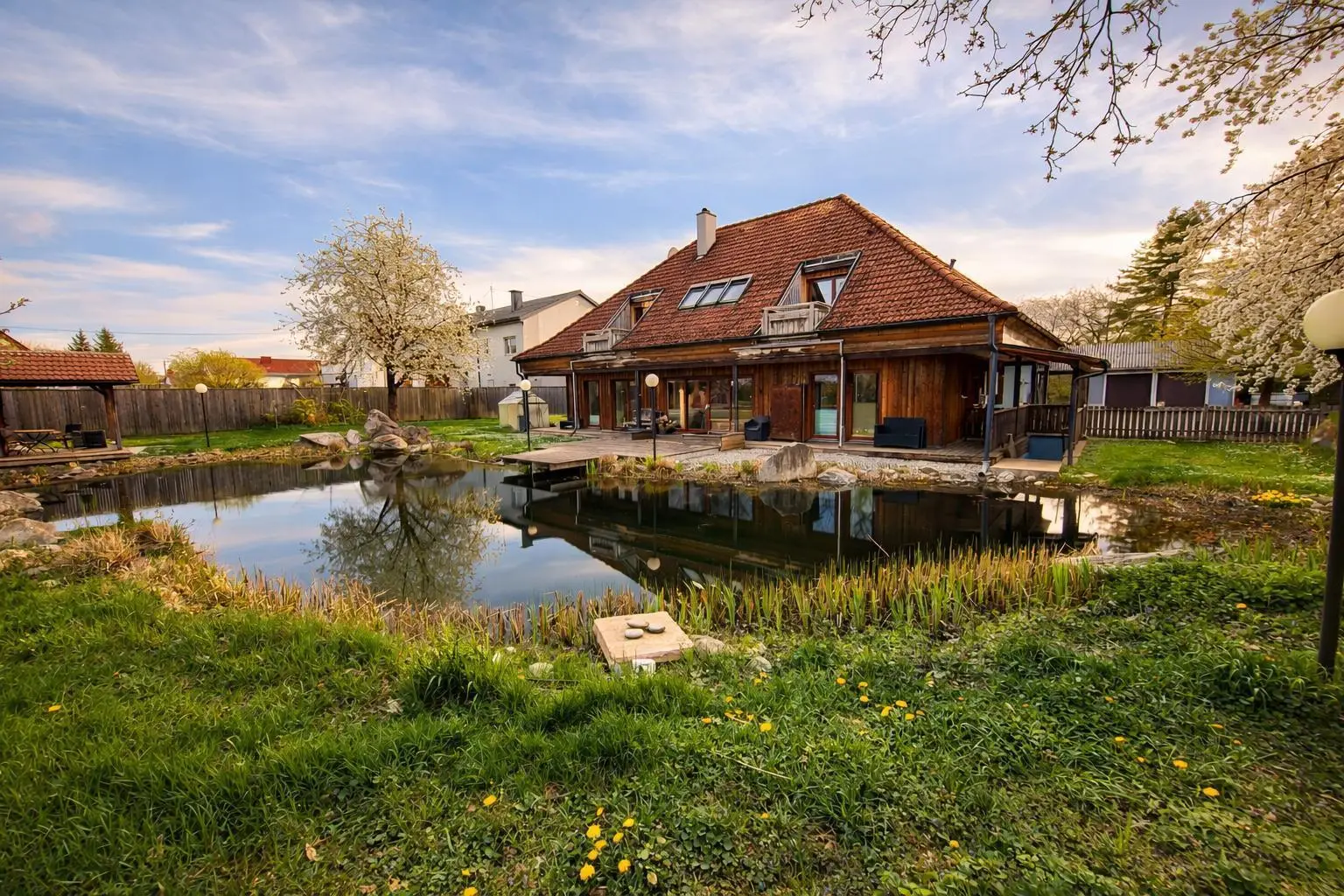 Naturbadeteich mit Villa