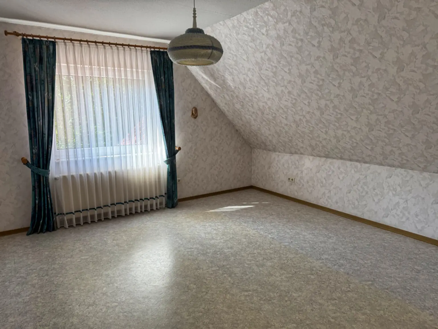 Mitten im Ort! Einfamilienhaus auf großzügigem Grundstück!