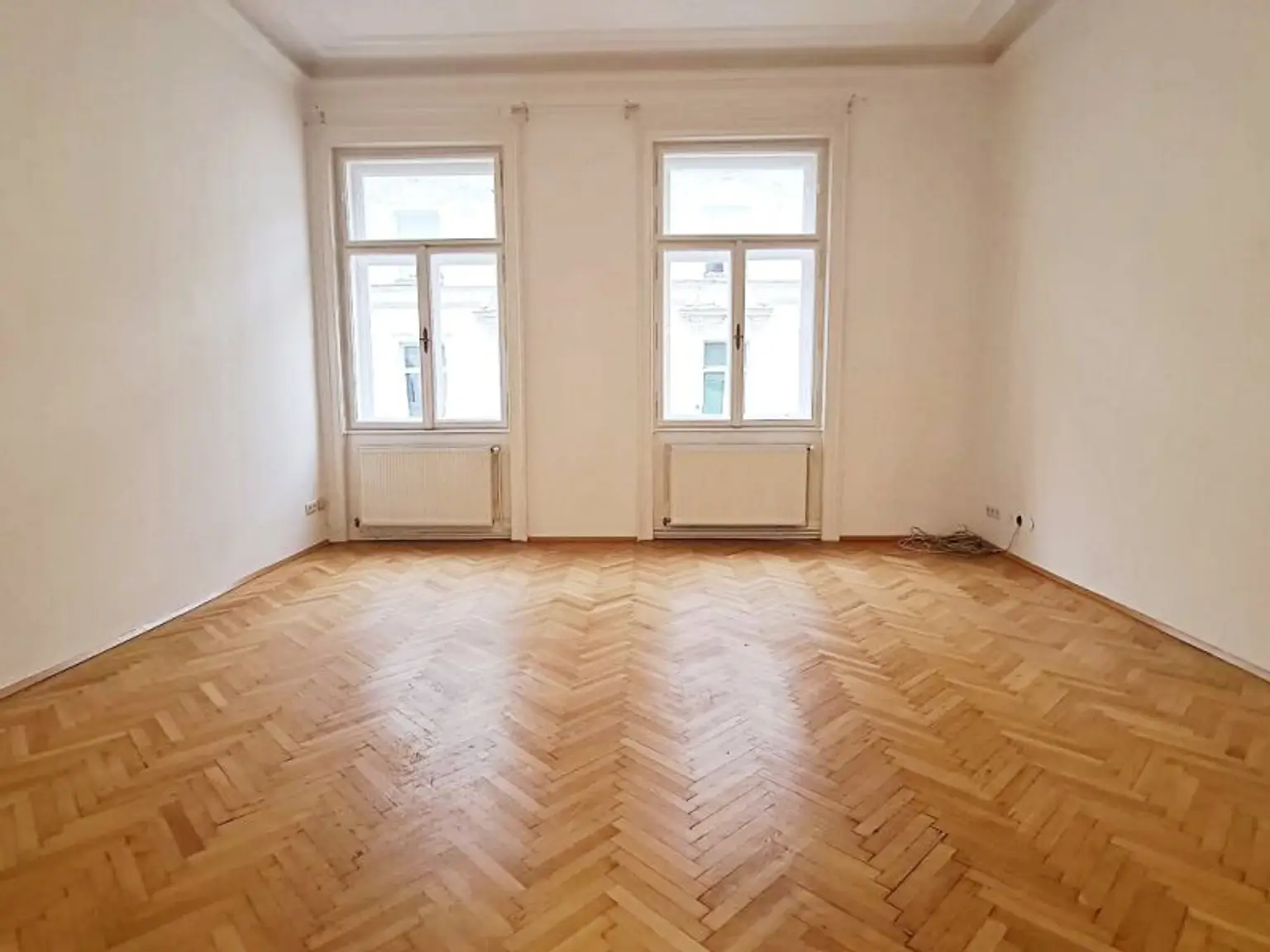 AM GRABEN-NÄHE, 95 m2 Altbau mit Balkon, 2 Zimmer, Komplettküche, Wannenbad, Parketten, 4. Liftstock, Flügeltüren, Spiegelgasse