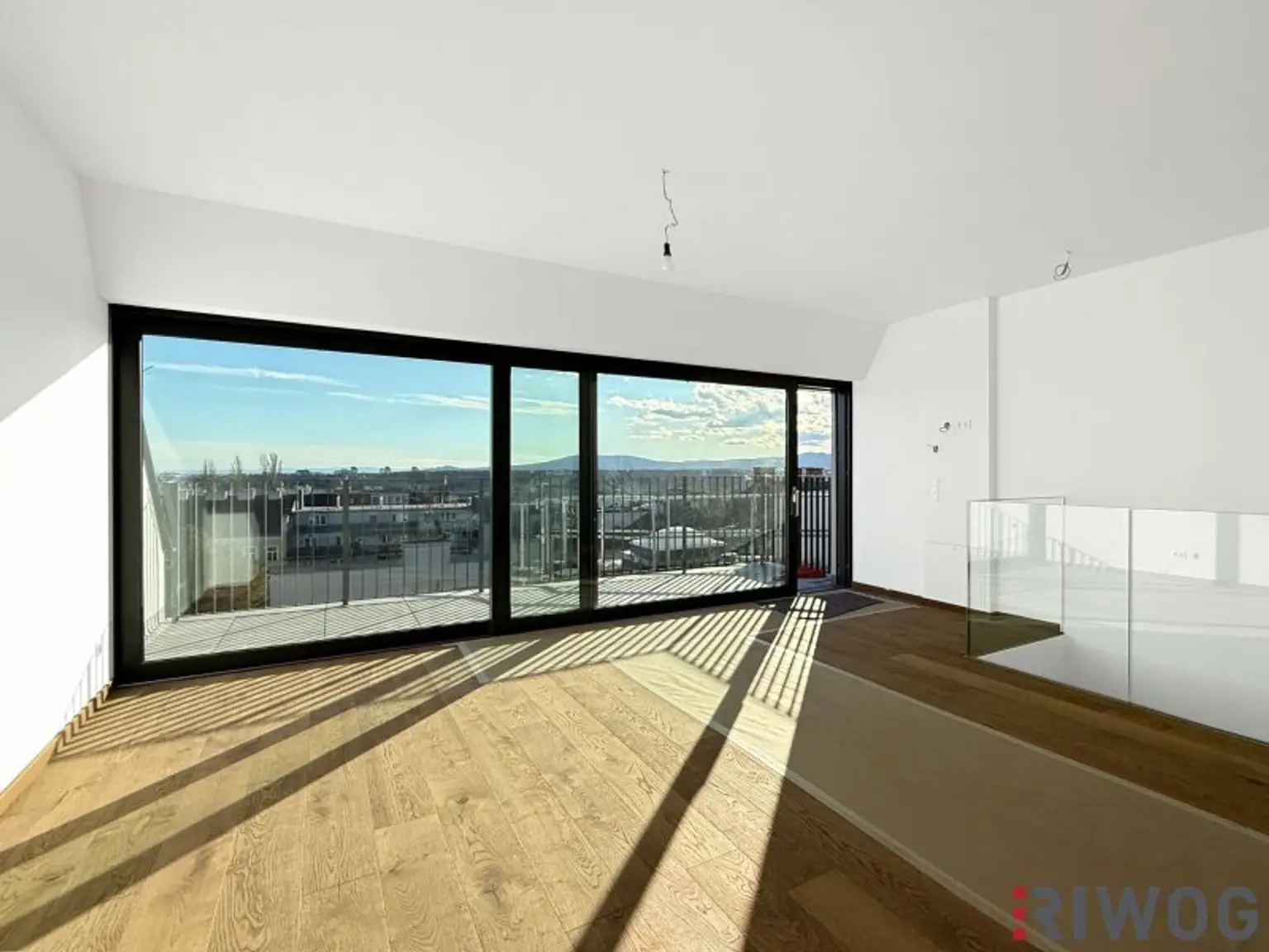 3-Zimmer Dachgeschoss-Maisonette Wohnung mit Balkon und südseitiger Innenhofterrasse | Schönbrunn-/Glorietteblick | Fernwärme | ERSTBEZUG