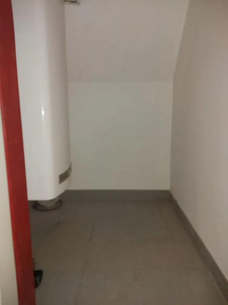 Zentrale 2-Zimmer-Wohnung mit Küchenblock im 2. Obergeschoß (Dachgeschoß) am Hauptplatz in Kapfenberg zu mieten !