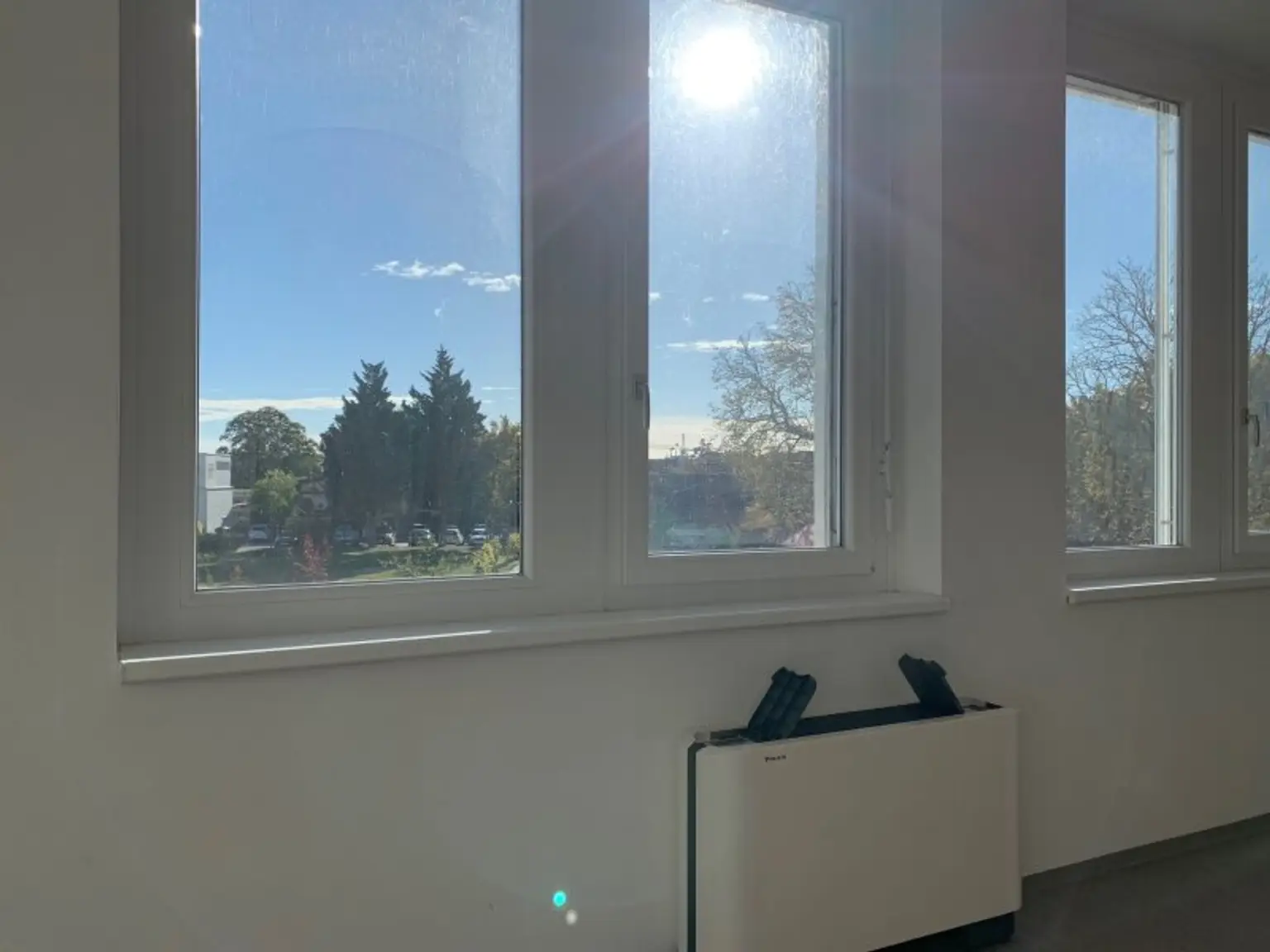 Zentrales Büro mit sonnigem Grünblick