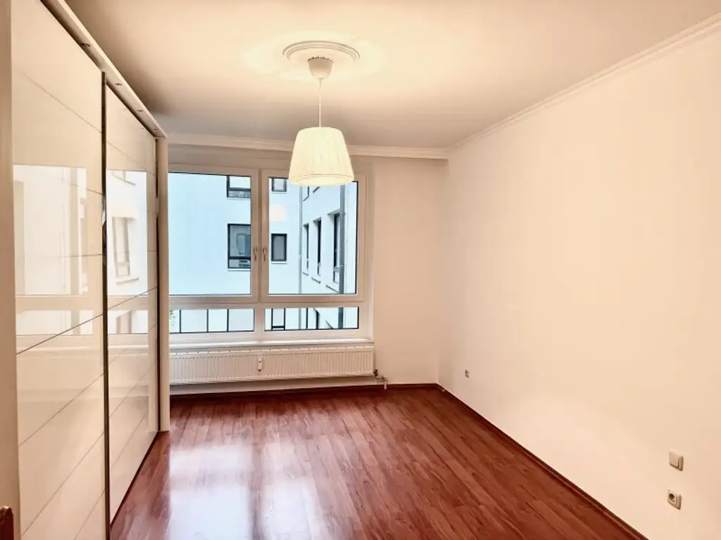 Grünruhelage! Geräumige 4 oder 5 Zimmer-Wohnung mit Loggia & Indoor-Pool