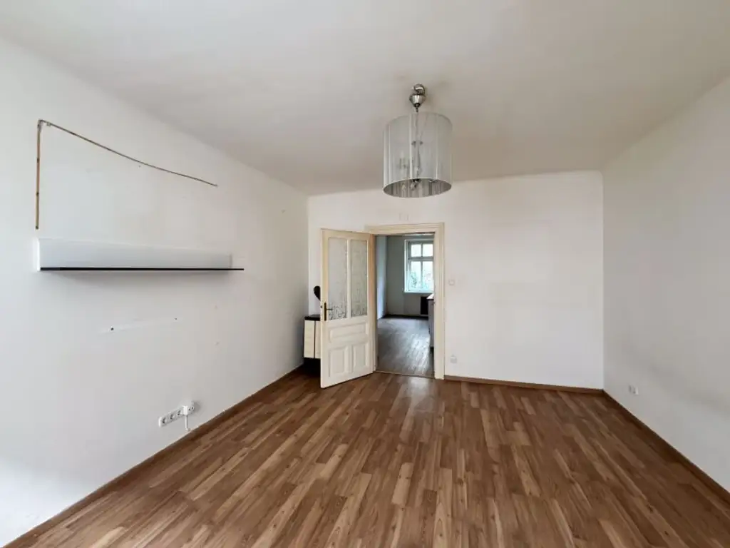Renovierungsbedürftige Zwei-Zimmer-Wohnung im Erdgeschoss mit Garten, Nähe U3 Hütteldorfer Straße!