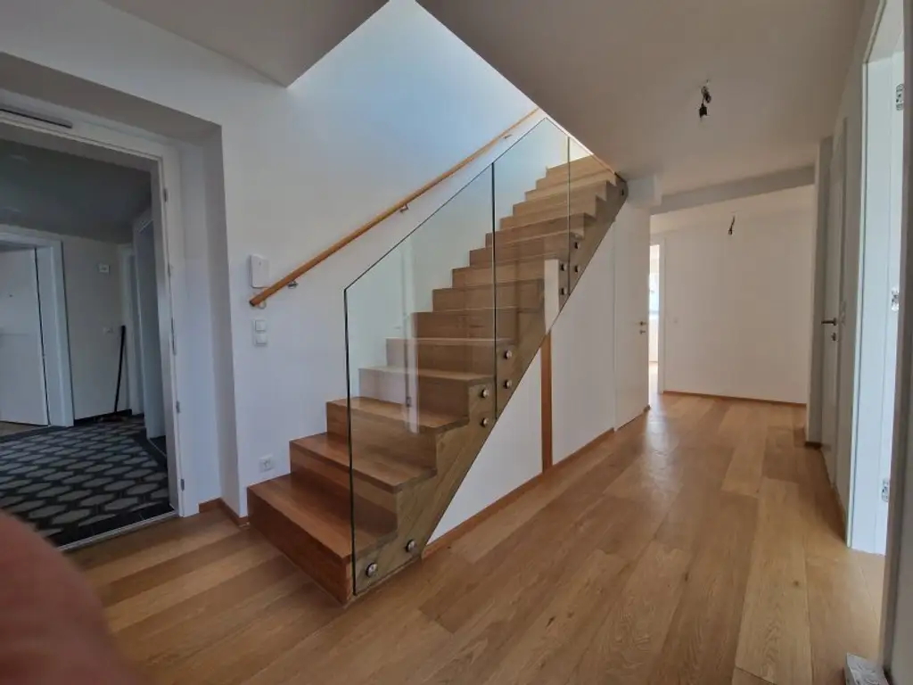 Traumhafte DG-Wohnung in 1020 Wien – modern, vollsaniert mit Terrasse und 5 Zimmern!
