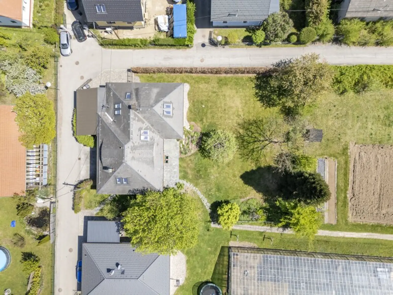 Schöner, gepflegter 270m² Bungalow mit 2 Wohnungen und 1.318m² Grund in Viktring in ruhiger sonniger Aussichtslage!