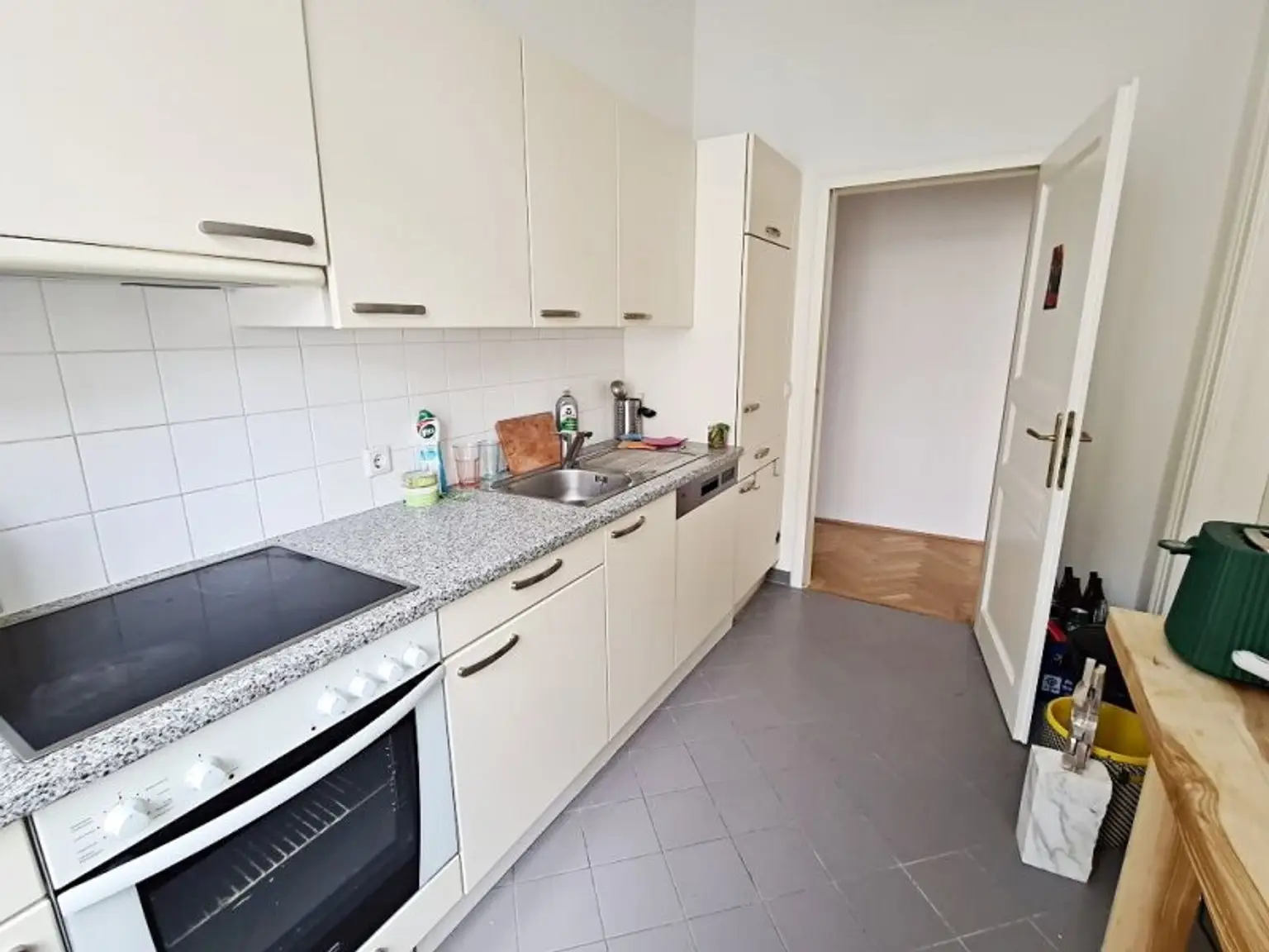 SIEBENBRUNNENPLATZ, gepflegte 85 m2 Altbau, 3 Zimmer, Küche, Wannenbad, Parketten, WG-geeignet, Reinprechtsdorfer Straße