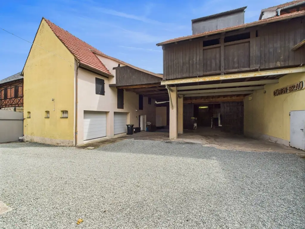 Nebengebäude und Scheune