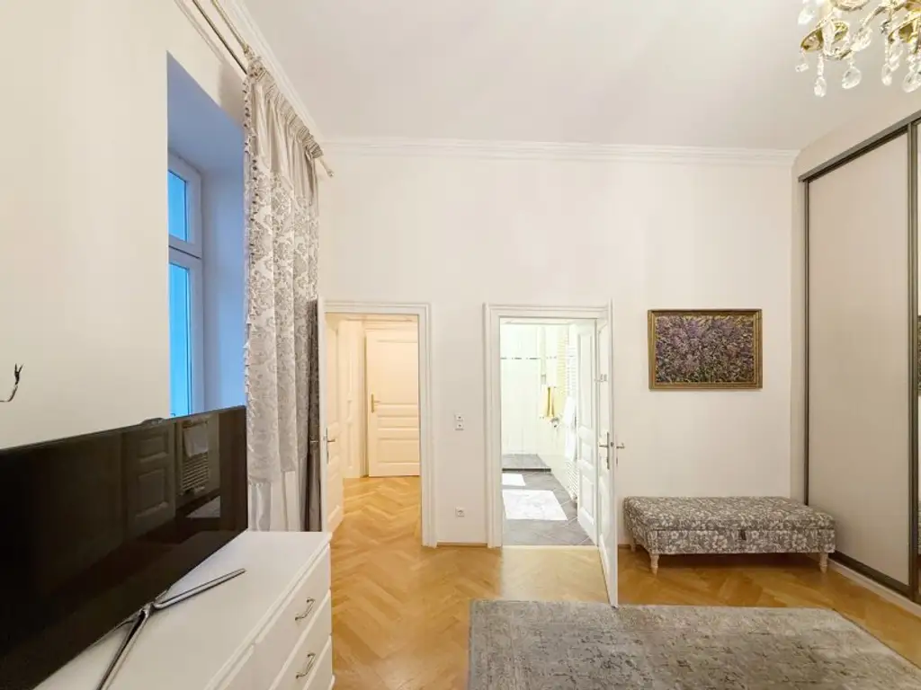 Fully furnished apartment - within walking distance to the 1st district, also available for short-term rentals.