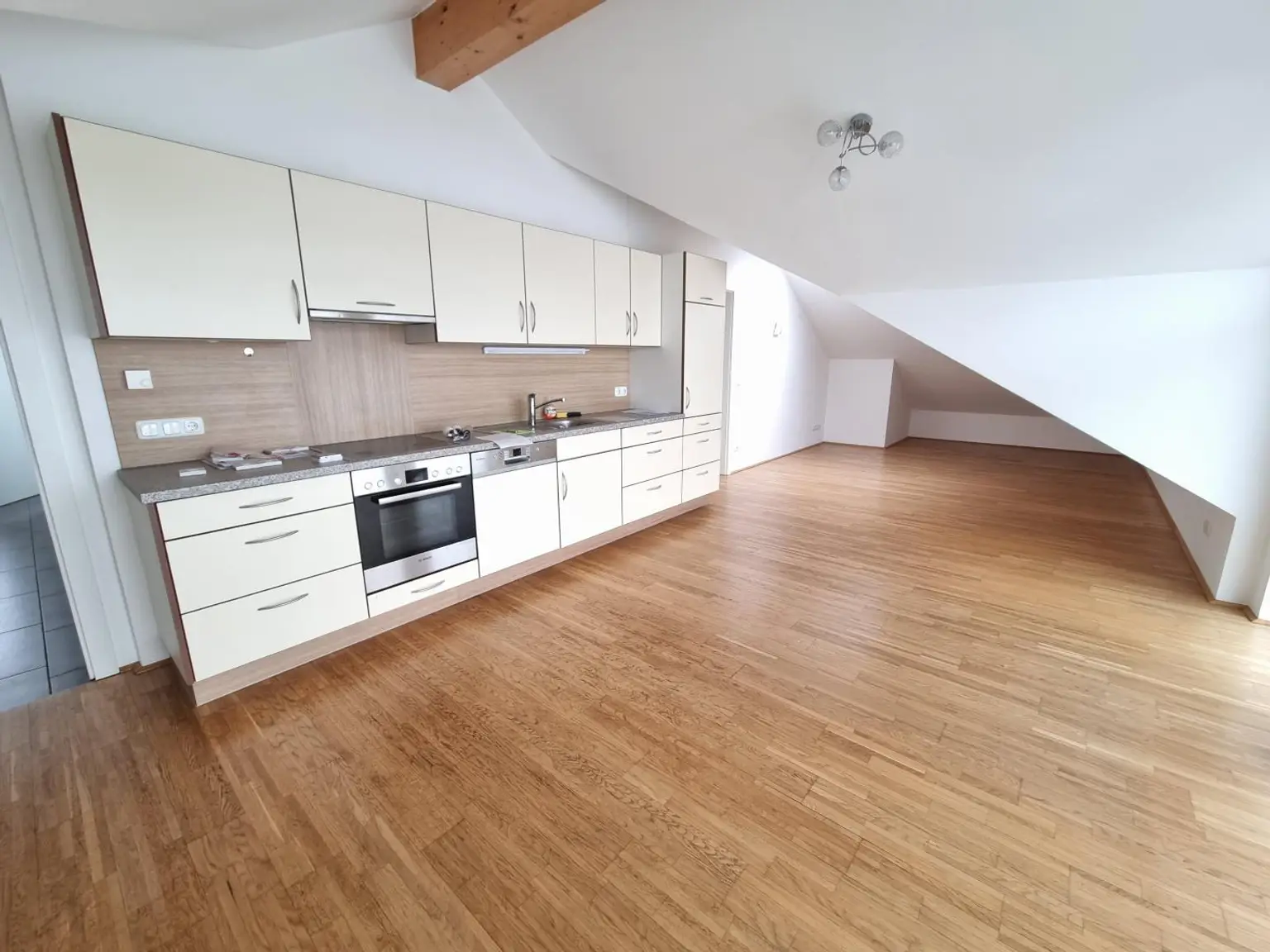Ideal für Singles oder Paare – neuwertige Mansardenwohnung mit Balkon und Carport