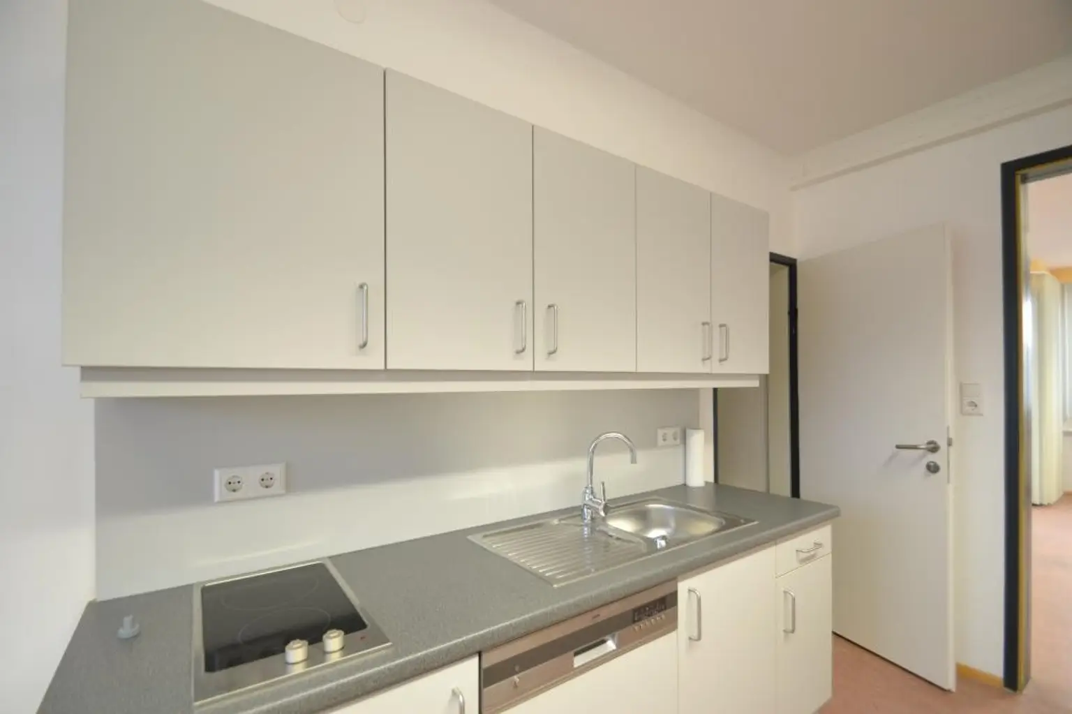 mit Kühlschrank & Geschirrspüler