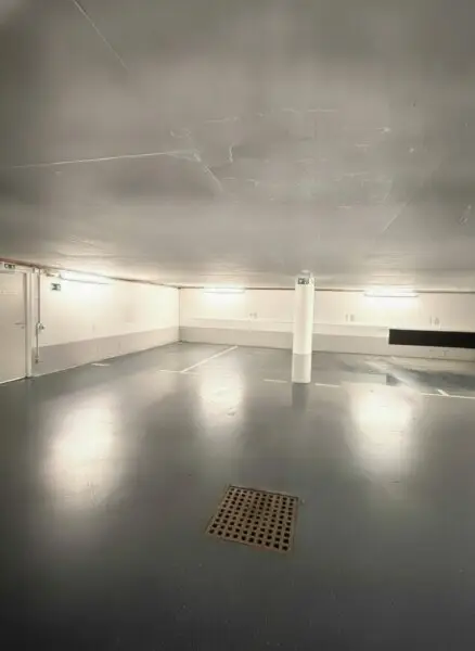Garagenplatz links neben der Säule