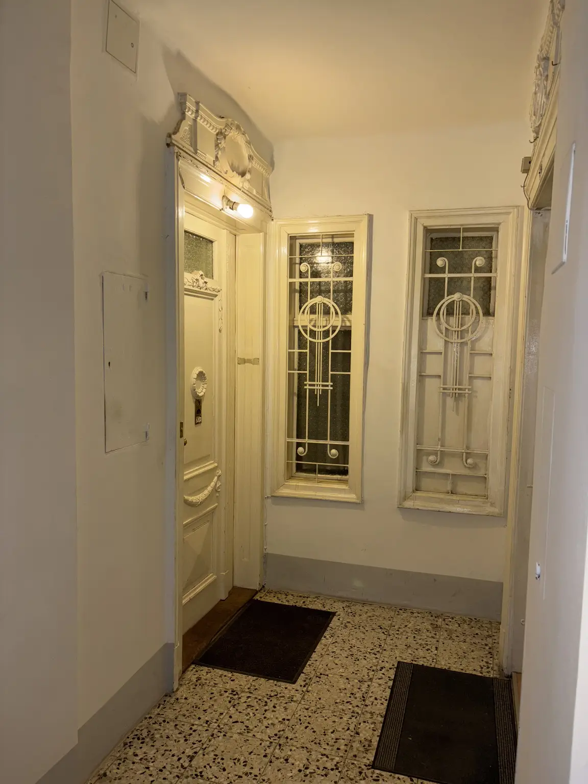 Sanierungsbedürftige 82m² Altbauwohnung mit mini Balkon in Hofruhelage!