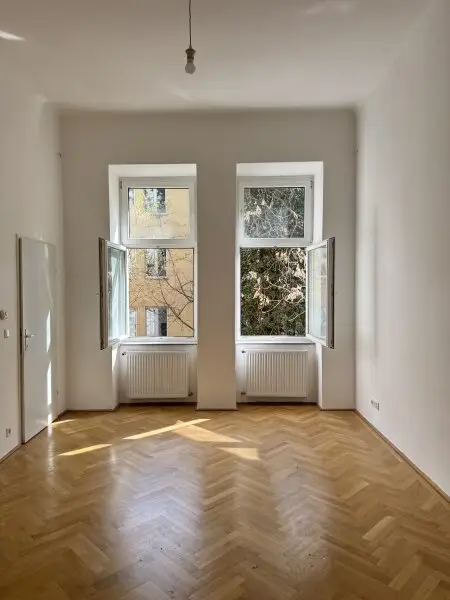 Leeres Zinshaus mit baubewilligtem Dachausbau im 2. Bezirk – Top Investment