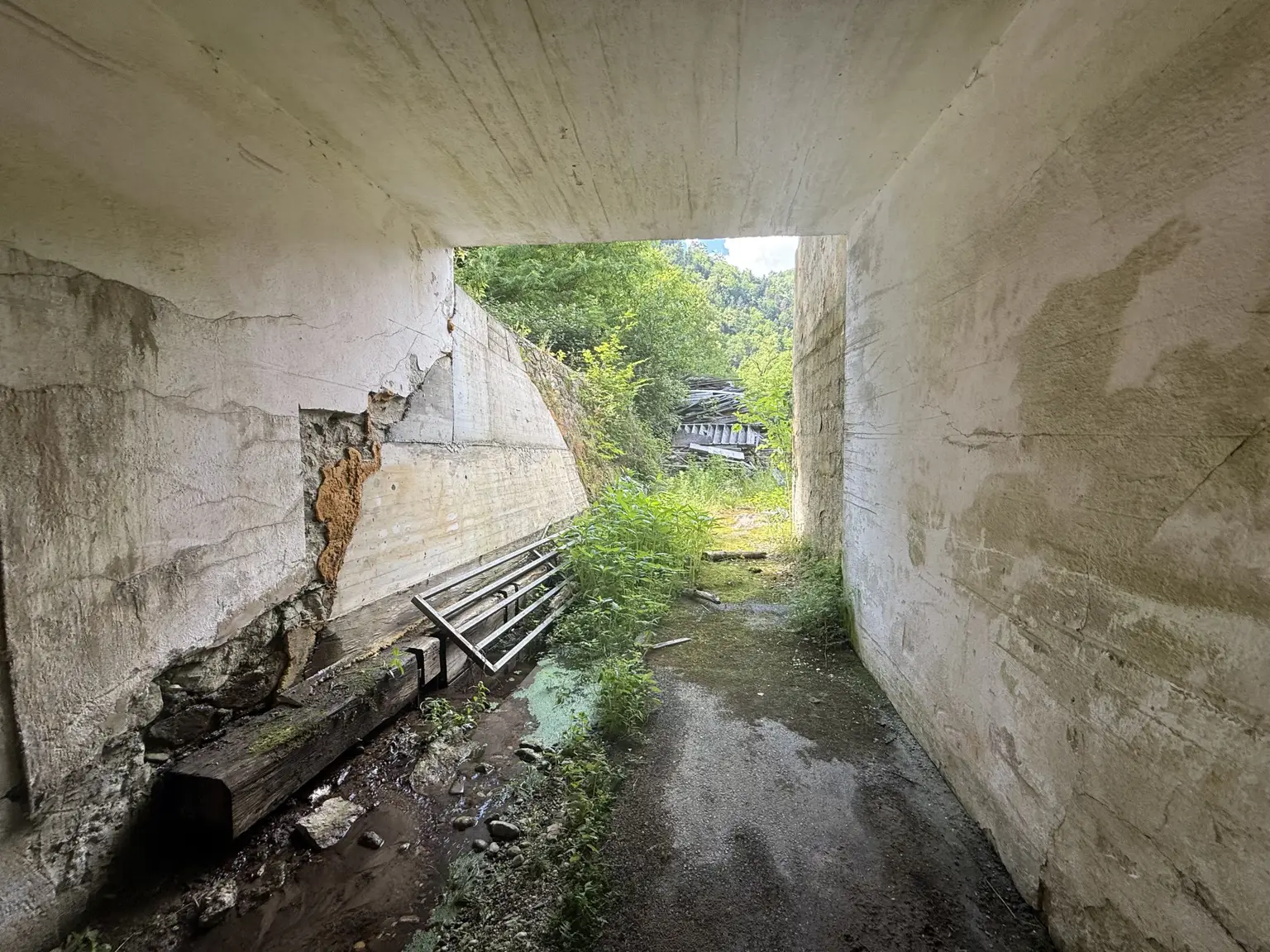 Blick gen ehemaliges Wirtschaftsgebäude