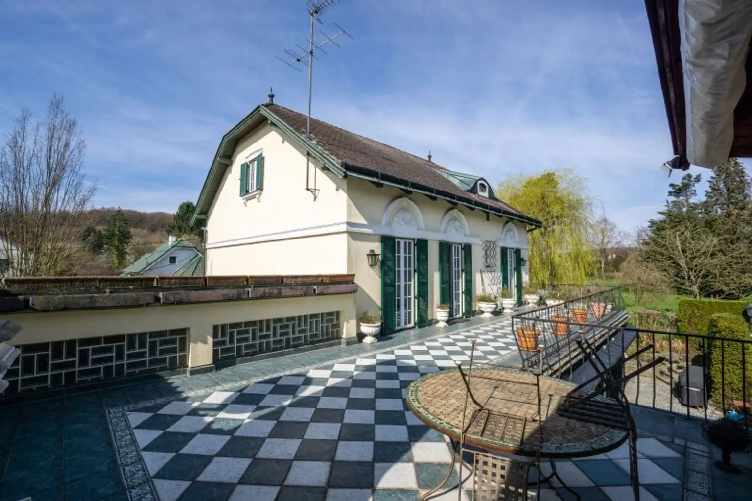 Terrasse zwischen Turm und 1. Stock des Haupthauses