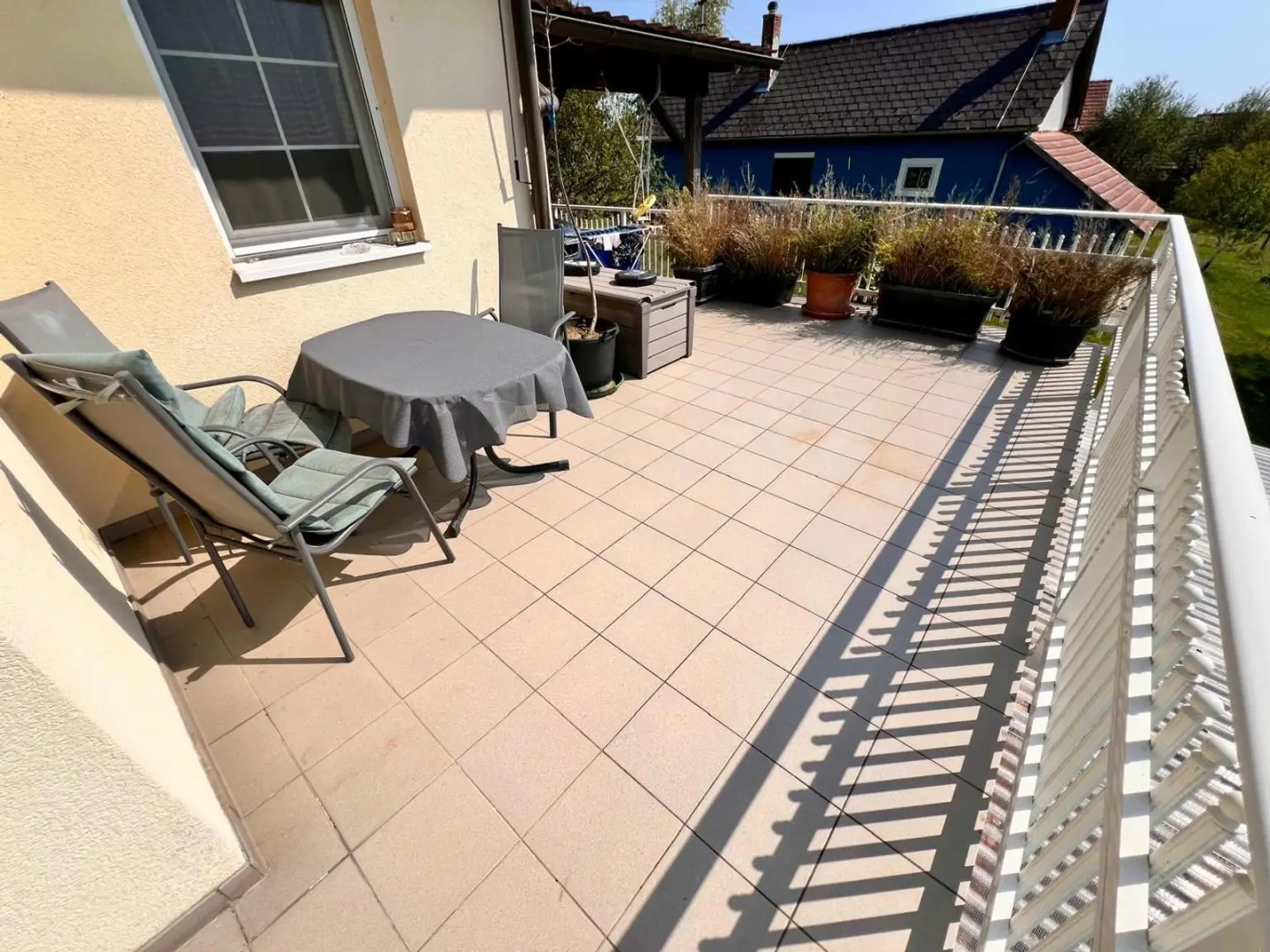 Terrasse mit Gartenmöbel