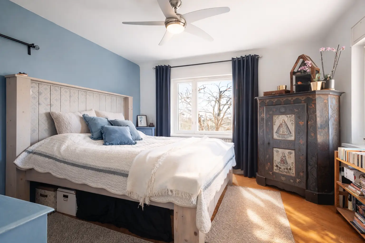 Schlafzimmer im Tageslicht