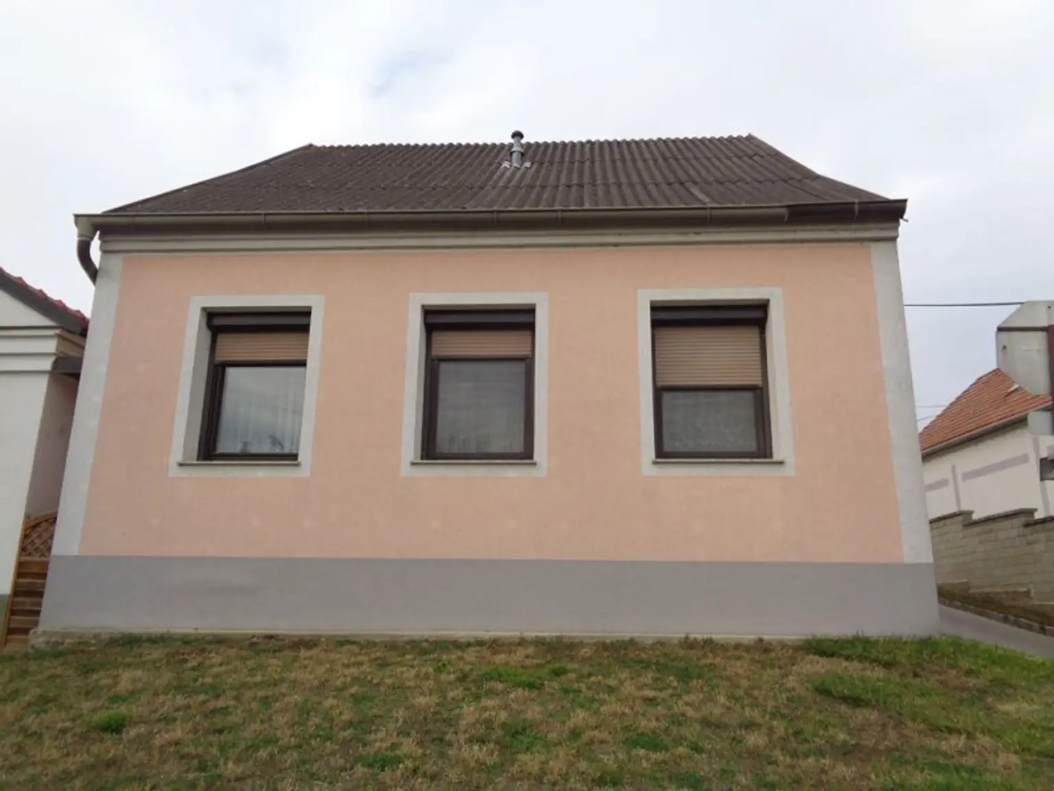 Jedenspeigen: S- Bahn: kleiner, bezugsfertiger Wohnhit mit Innenhof,ohne Garten