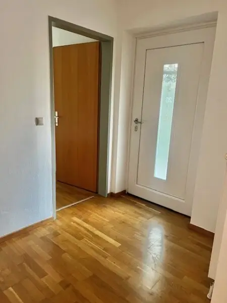 Ruhige barrierefreie 2-Zimmer-Wohnung mit Garten und Parkplatz – Ihr neues Zuhause !