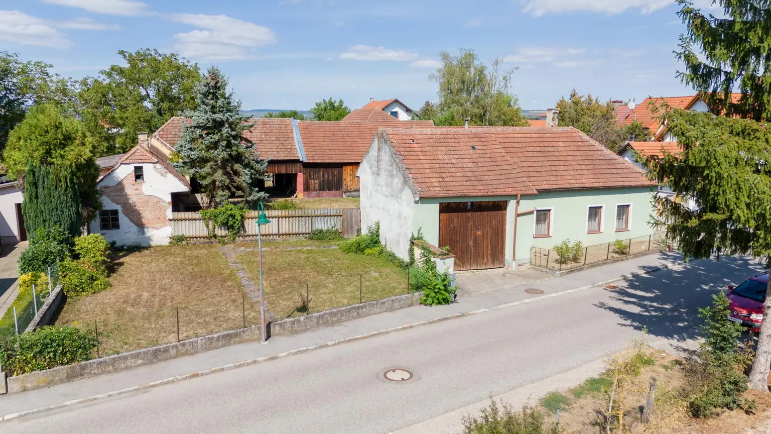 Gebäude straßenseitig