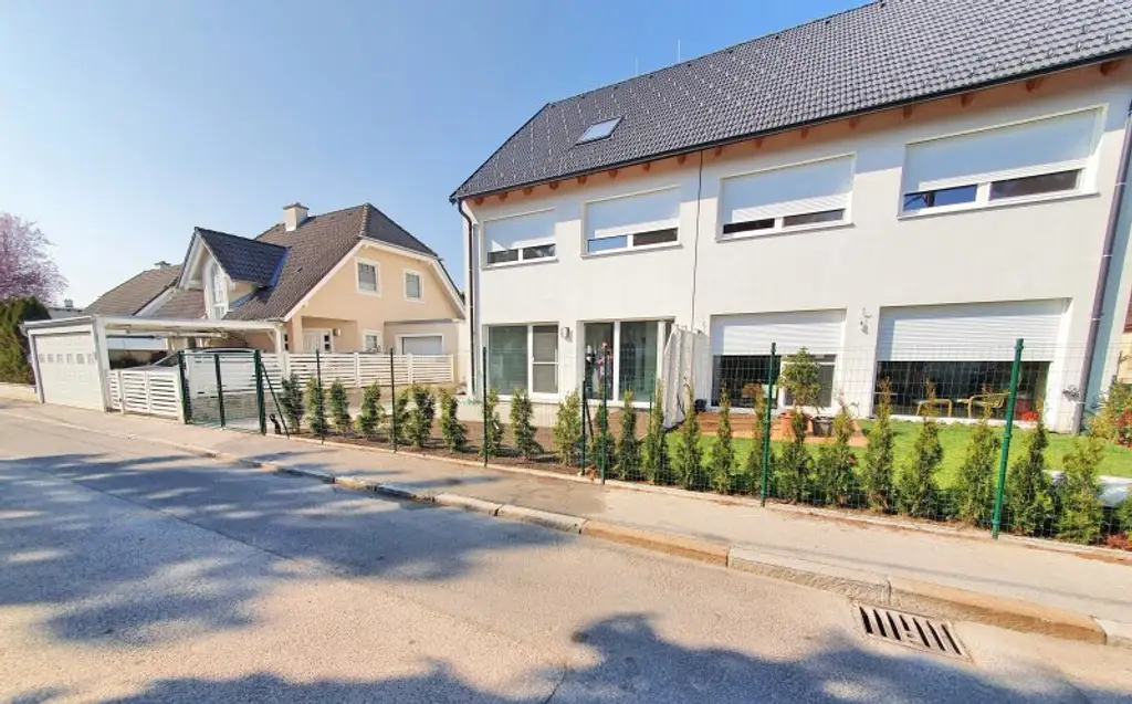 MODERNE DOPPELHAUSHÄLFTE IM NORDEN VON WIEN NÄHE U1 LEOPOLDAU.