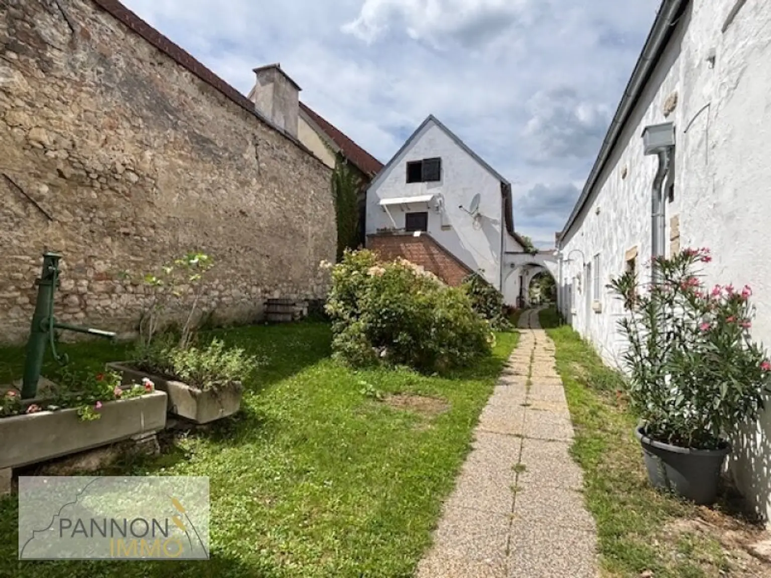 Breitenbrunn - historische (16.Jhd.), neu sanierte Wohnung samt Nebengebäuden und Garten im Ortszentrum