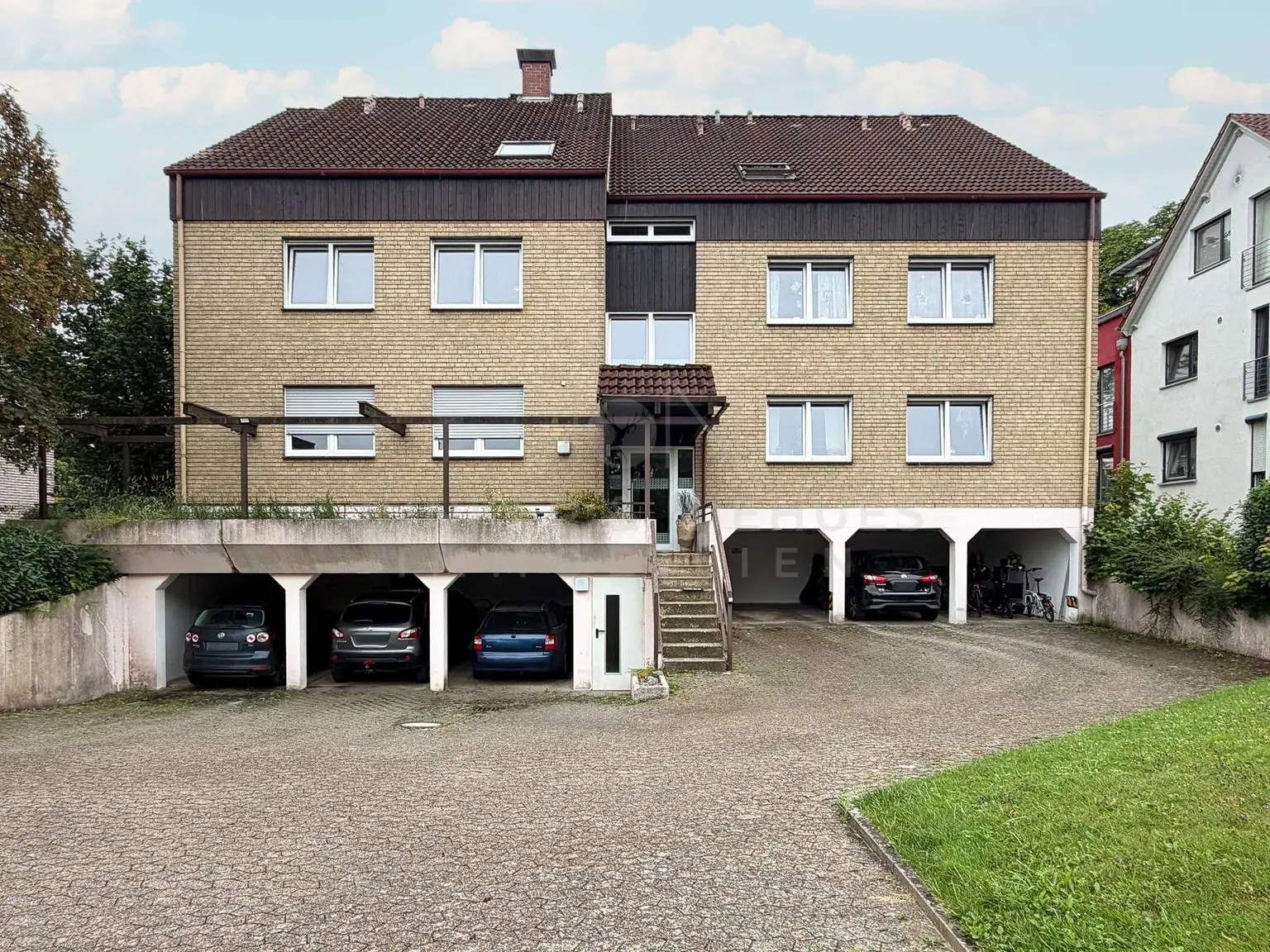 Hausansicht + Stellplätze